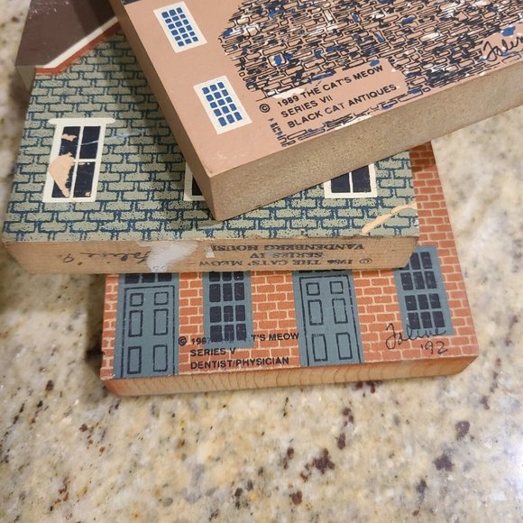 VINTAGE THE CAT'S MEOW LOT OF 9 WOODEN VILLAGE BUILDINGS FALINE SIGNED - Picture 4 of 12